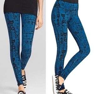 CAbi 963 Skinny Tech Cool Down
Ruched Leggings Blue & Black Print
Size Small
